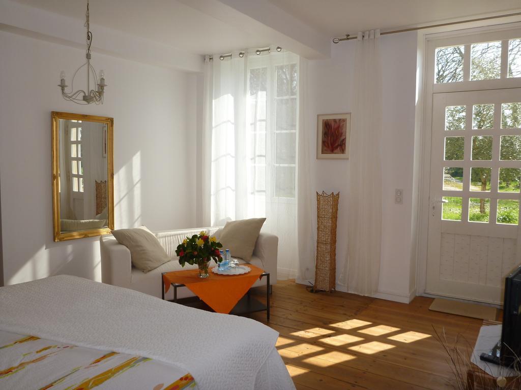 Bed and Breakfast Domaine Du Papillon Lesparre-Médoc Habitación foto